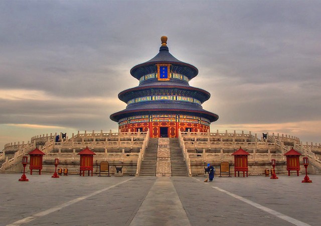 Cina: la politica della continuità;  ai danni degli altri