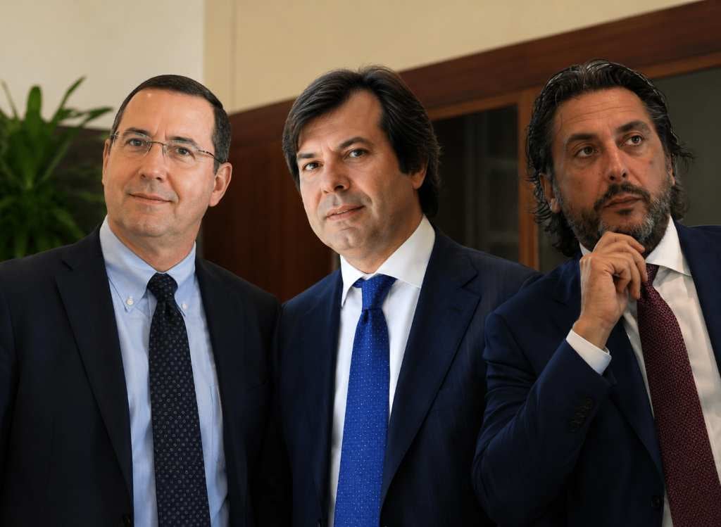 Domenica di risiko bestiale: il diversivo di Milano, la volata a Intesa e il 13% di Generali da mettere al sicuro; con Cimbri pronto a prendere gli sportelli del Monte
